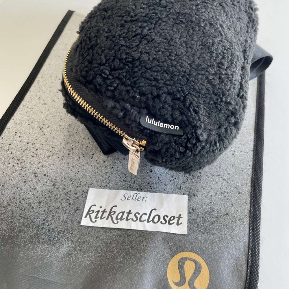 🆕 *GOLD HARDWARE* NWT 2022 lululemon everywhere belt bag fleece EBB 1L - black - Picture 4 of 9
